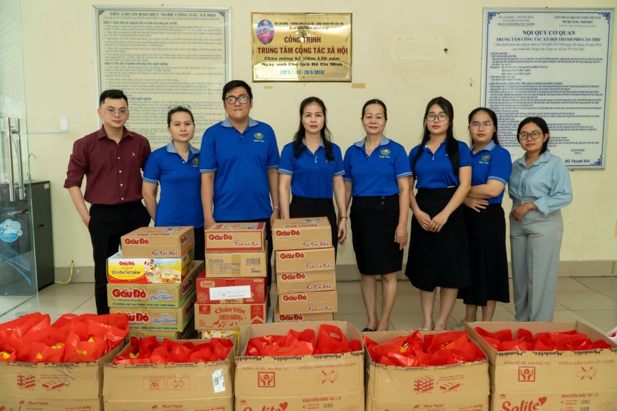 31-pacific-college-visits-and-presents-tet-gifts