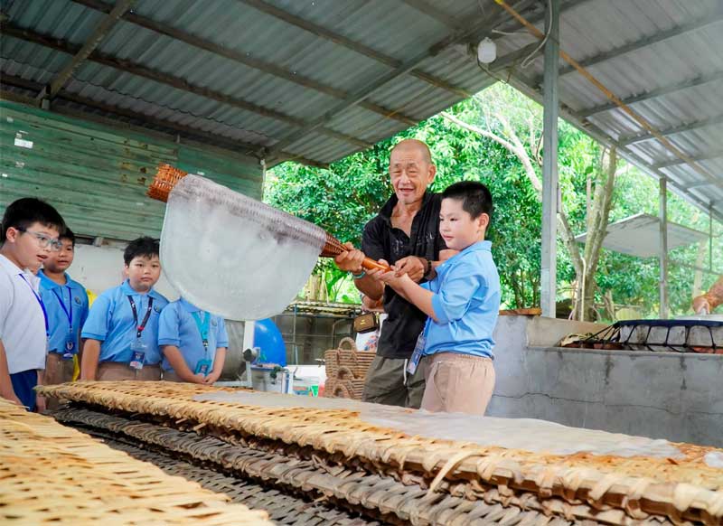 Học sinh trường phổ thông Thái Bình Dương tham quan làng nghề hủ tiếu truyền thống