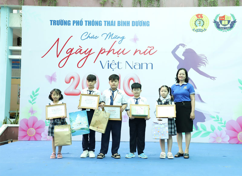 Trao giải hội thi viết chữ đẹp